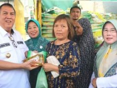 Pj. Bupati Muara Enim Salurkan Bantuan Beras