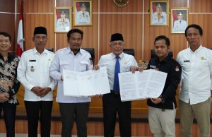 Pemkab, KPU dan Bawaslu OKI Tandatangani NPHD Pemilu