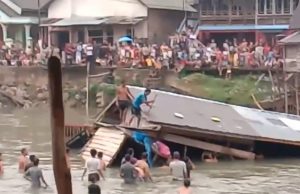 Rumah Warga di Desa Srinanti Ambruk dan Hanyut ke Sungai