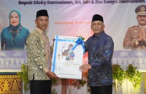 Tanda Penyerahaan Kepemimpinan, Bupati Iskandar Beri Pena ke Wabup Shodiq