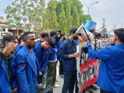 Mahasiswa Bina Darma Palembang Demo di Kampus Sendiri, Ada Apa?