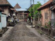 Material Proyek Tutupi Jalan Utama Desa di Ogan Ilir, Warga: Tak Ada Otak