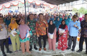 Pj. Bupati OKI Salurkan Bantuan Beras di 3 Desa Kecamatan Tanjung Lubuk