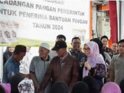 Pemkot Pangkalpinang Salurkan Beras Ke 902 KK Di Kecamatan Taman Sari