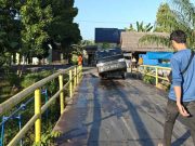 Waduh, Mobil Pickup Bawa Karet Terperosok di Jembatan Ketapang OI