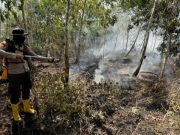 Bahu-membahu, Polres OKI dan Tim Bantu Warga Padamkan Kebakaran Lahan di Lempuing Jaya