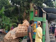 Truk Muatan Triplek Terguling di Belokan Jalintim Desa Celikah OKI
