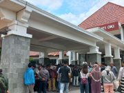 Ratusan Warga Desa Darat Gelar Aksi Demo di Kantor Pemkab OKI