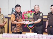 Pemkab OKU Timur Terima Serahan Dana Hasil Sitaan Bawaslu Senilai Rp 2,4 Miliar dari Kejari