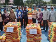Sambut HUT OKI ke-79, PT OKI Pulp dan Forum CSR OKI Bagikan 1.000 Kantor Beras