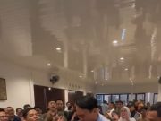 Usai Menang Hitungan Cepat, Irawansyah Bopong Muchendi Ditengah Kerumunan