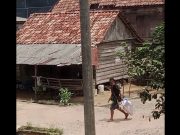 Viral, Seorang Warga di Pangkalan Lampam Bawa Senpi Sambil Tenteng Spanduk Cabup OKI