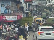 Tak Kuat Naik Jembatan Kayuagung, Truk Ini Hantam Pengendara Motor dan Toko Mas Purnama