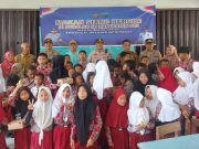 Polres OKI Bagikan Makan Siang Bergizi Untuk Pelajar SDN 1 Desa Rangkui Jaya Pedamaran
