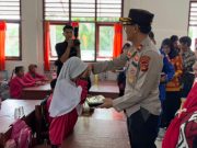 Upaya Tingkatkan Gizi Anak, Polres OKI Bagikan Makan Siang Bergizi di Sekolah