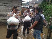 Polres OKI dan Polsek Lempuing Sambangi Warga Terdampak Banjir di Desa Tebing Suluh