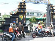 Jumat Berkah, Kodim 0402/OKI Ringankan Beban Masyarakat dengan Berbagi Makanan