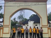 Kapolsek SP Padang Pimpin Bakti Sosial Bersihkan Tempat Ibadah Sambut Ramadhan