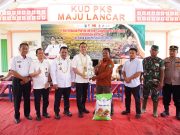 Bupati Muchendi Salurkan Pupuk untuk Petani Sawit di Desa Sedyo Mulyo