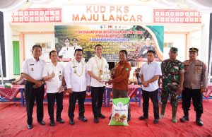 Bupati Muchendi Salurkan Pupuk untuk Petani Sawit di Desa Sedyo Mulyo