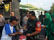 Kodim 0402/OKI dan Polres OKI Bagikan Takjil untuk Warga di Bulan Ramadan
