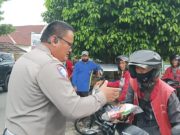 Jumat Berkah, Satlantas Polres OKI Bagikan 250 Paket Sembako untuk Warga Kurang Mampu