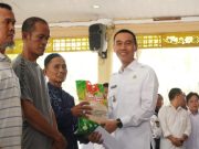 Lewat Program Bismilah, Bupati OKI Salurkan 1.129 Paket Beras ke Warga Kurang Mampu