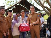 Bupati Muchendi Serahkan Santunan untuk Korban Kebakaran di Desa Celikah
