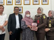 Istri Tersangka Serahkan Uang Titipan Kasus Korupsi Dana Hibah Panwaslu ke Kejari OKI