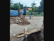 Irawansyah Terjun Langsung Lihat dan Perbaiki Kerusakan Jembatan di Tanjung Alai