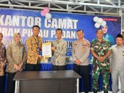 Serah Terima Jabatan Camat SP Padang Berlangsung Haru, Ardhi Tomiyansyah Serahkan Tongkat Estafet Kepada Indra Husin