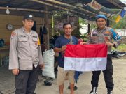 Sambut HUT RI ke-80, Polsek SP Padang Bagikan Bendera Merah Putih Kepada Masyarakat
