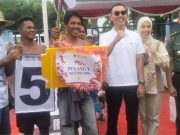 Sorak Penonton Iringi Tim Perigi Bidar Rebut Kemenangan Panjat Pinang