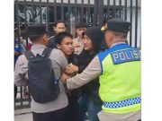 Aksi Demo Mahasiswa di DPRD Sumsel Tegang, Pria Tak Dikenal Kedapatan Bawa Sajam