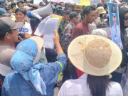 Ratusan Warga Pematang Panggang Geruduk PN Kayuagung, Bela Kades Didakwa Pakai Ijazah Palsu