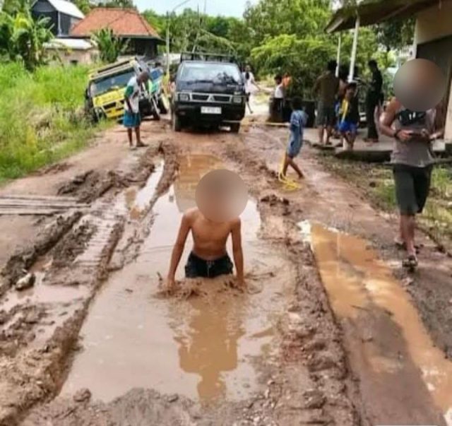 Jalan Desa Rawang Besar