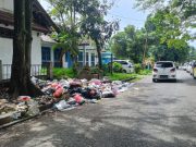 Sampah Berserakan di Pinggir Jalan, Warga Keluhkan Bau dan Pemandangan Kumuh