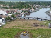 Eceng Gondok Satu Hektare Tutup Sungai, PUPR OKI Turunkan Alat Berat