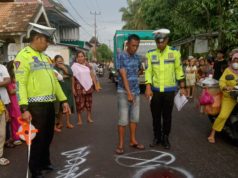 Gagal Nyalip Saat Hujan, Pemotor Tewas Terlindas Truk