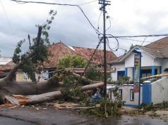 Angin Kencang Sebabkan Pohon Tumbang, Pagar Kantor Lurah Sidakersa Rusak
