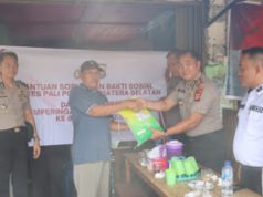 Sambangi Warga Pasar Pendopo, Polres PALI Salurkan Bansos Sambut HUT Bhayangkara ke-80
