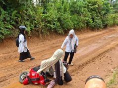Berlumpur Demi Pendidikan, Guru di PALI Bikin Haru