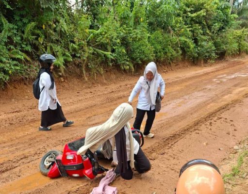 Berlumpur Demi Pendidikan, Guru di PALI Bikin Haru