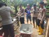 Polres OKI dan Warga Gotong Royong Perbaiki Jembatan Rusak