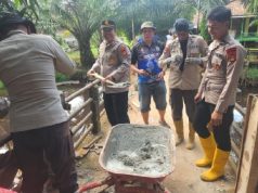 Polres OKI dan Warga Gotong Royong Perbaiki Jembatan Rusak