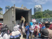 Ribuan Buruh Serbu Sembako Gratis di Monas Saat May Day
