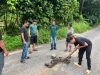 Camat SP Padang dan Warga Kompak Perbaiki Jalan Membahayakan