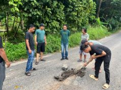 Camat SP Padang dan Warga Kompak Perbaiki Jalan Membahayakan