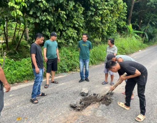 Camat SP Padang dan Warga Kompak Perbaiki Jalan Membahayakan