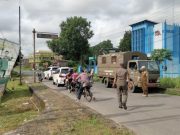Sat Pol PP dan Damkar OKI Tertibkan Baliho serta Spanduk Liar di Sepanjang Jalan